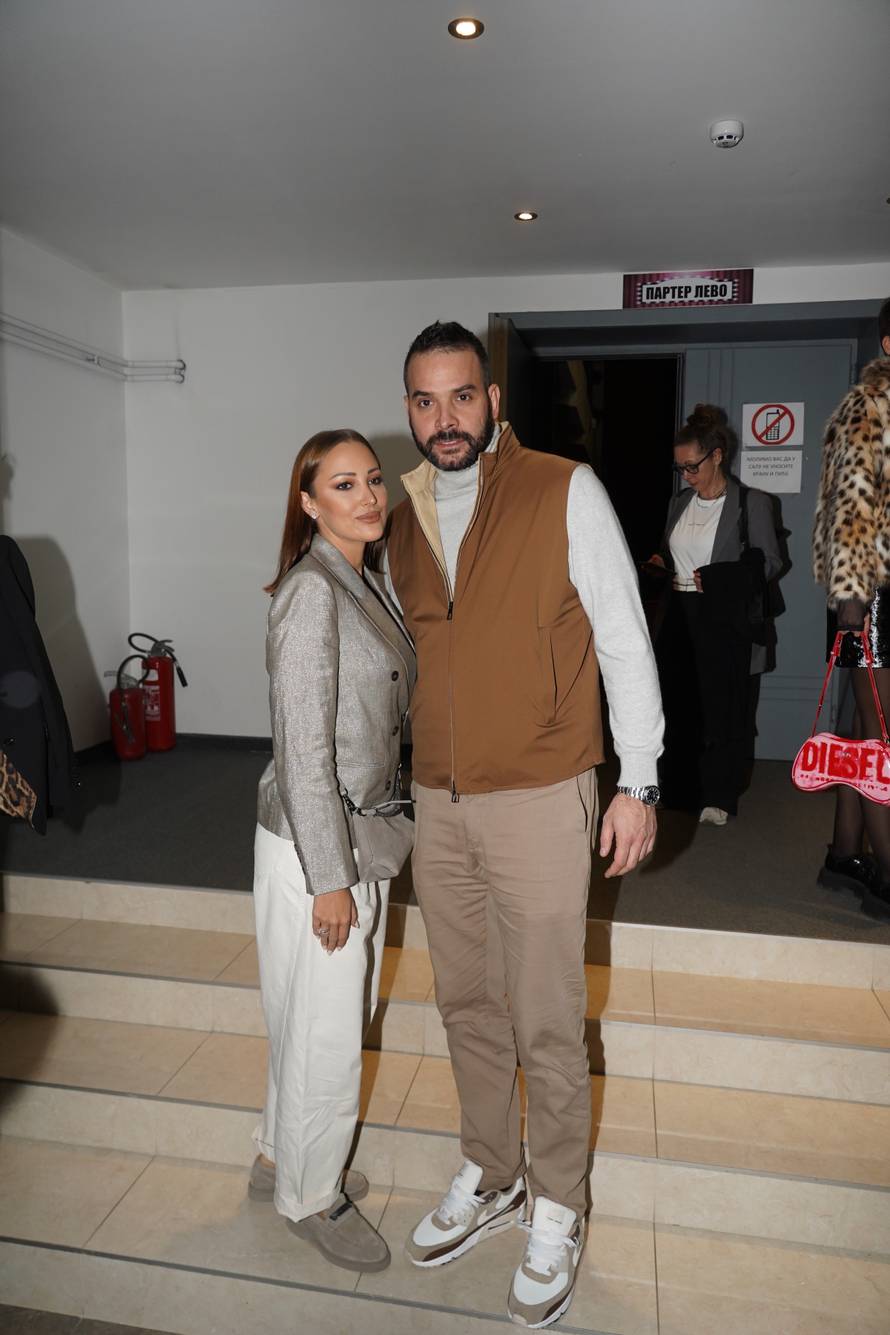 Beograd: Aleksandra Prijović sa suprugom Filipom na premijeri predstave Sedam sati sunčane svjetlosti