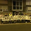 Roditelji prosvjeduju kod stana Tomaševića: 'Spavaš li mirno, Tomica?' Stigla je i policija