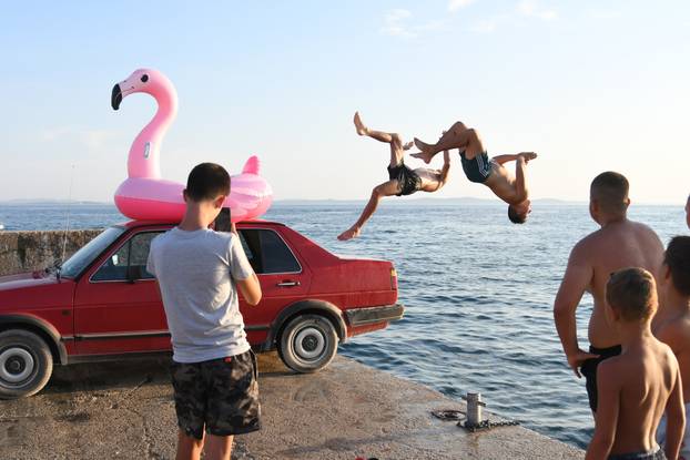 Vir: U nedostatku skakaonice, parkirali auto uz more i skakali s njega