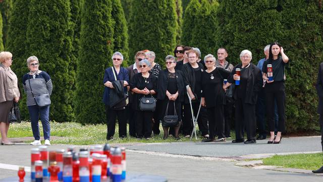Vukovar: Ministar Medved pridružio se članovima Udruge "Vukovarske majke" te položio vijenac na Memorijalnom groblju