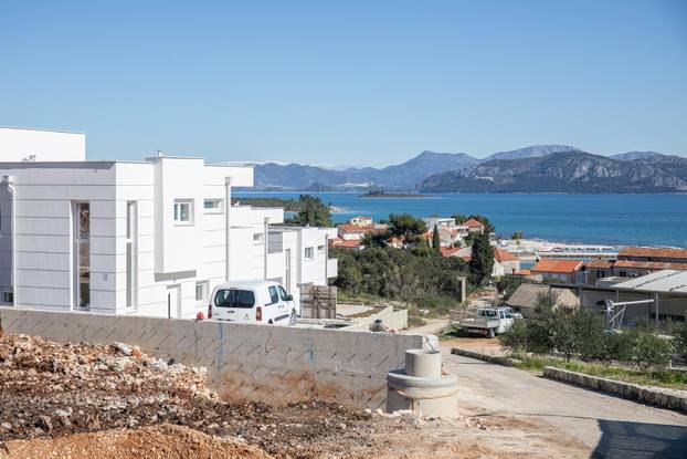 Kompleks Vila koji se gradi u Dračama, jednu od vila gradi i Halid Bešlić