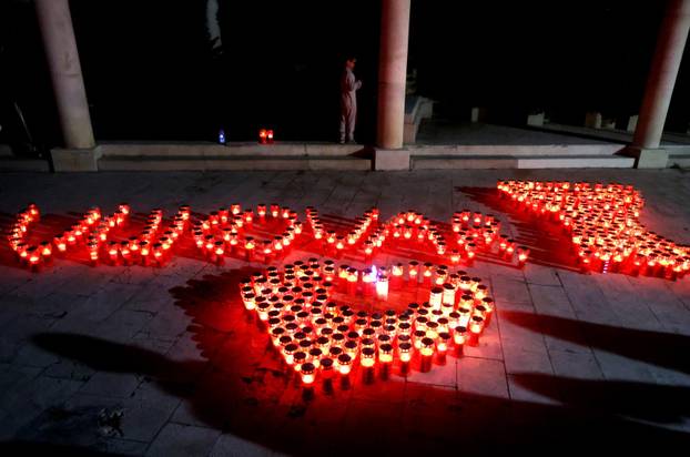 Šibenik: Na Trgu palih branitelja Domovinskog rata zapaljene su svije?e za Vukovar 