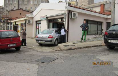 Megane udario parkirani auto pa uletio u obližnju trgovinu