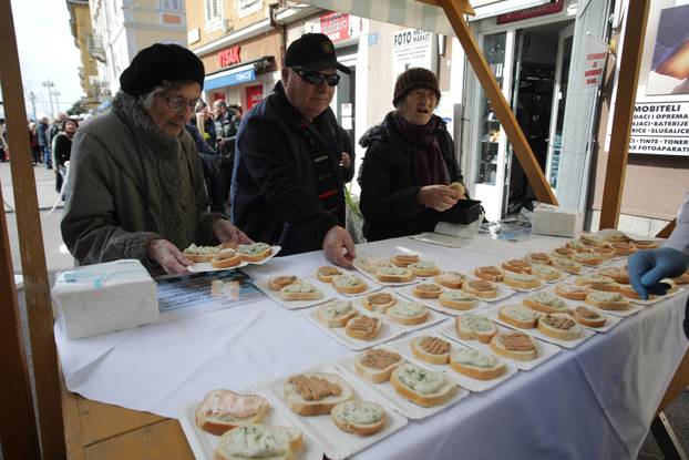 Rijeka: Podjela sendviča sa bakalarom, tunom i lososom na Veliki petak