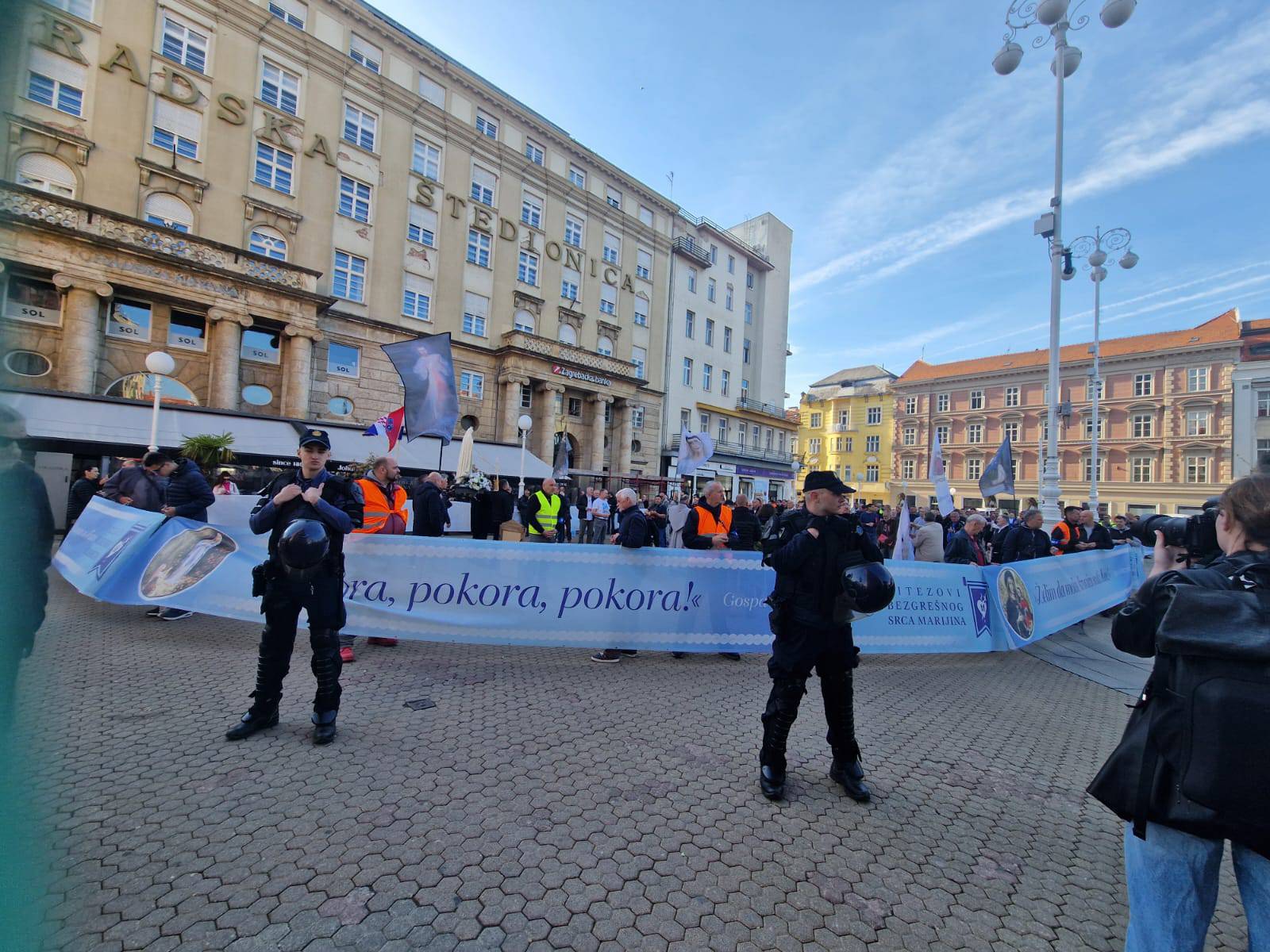 VIDEO Opet kleče i mole na Trgu u Zagrebu, prosvjednici 'lupaju'