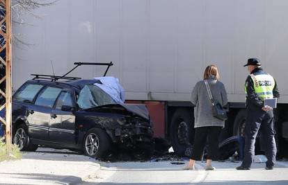 FOTO Užas kraj Šestanovca: Vozač automobila podletio je pod kamion i poginuo