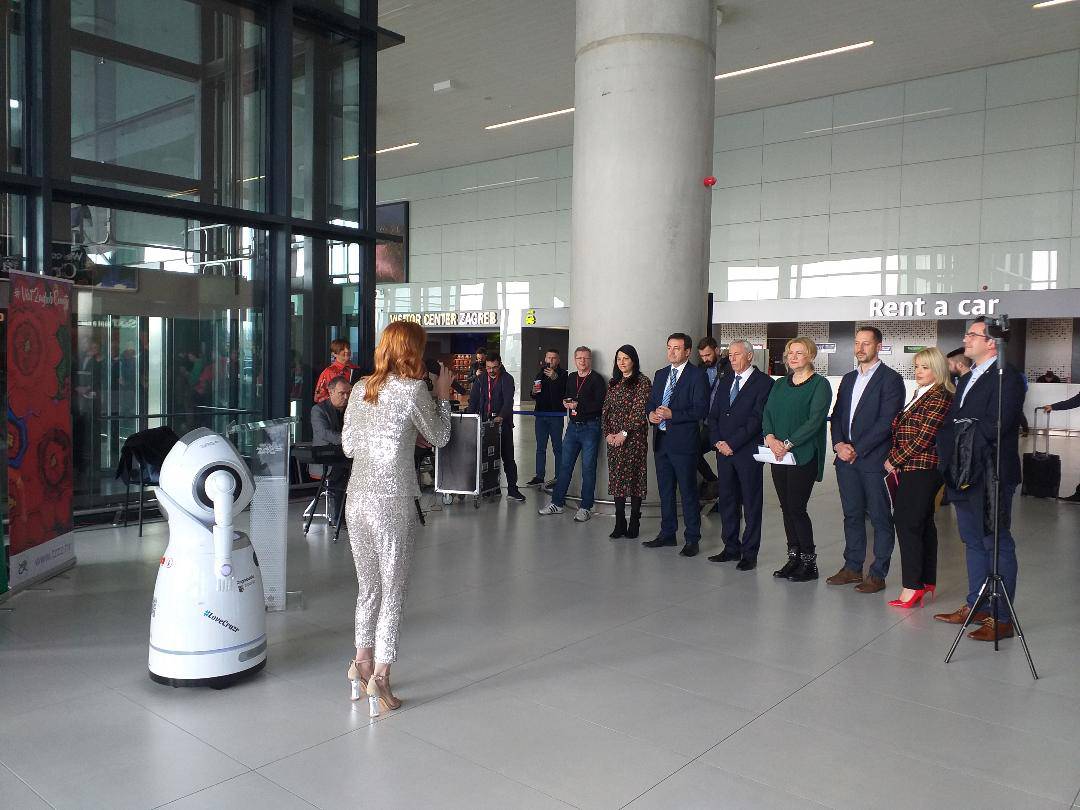 Nova 'djelatnica' u Zračnoj luci u Zagrebu - robotica Viktorija