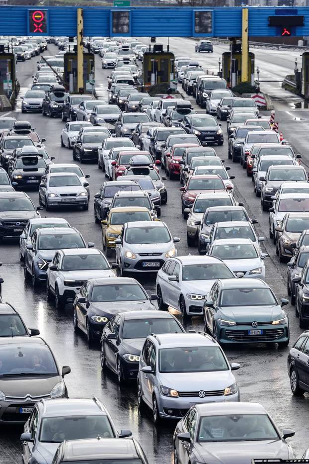 Početak skijaškog tjedna i kraj blagdana uzrok je gužve na graničnom prijelazu Bregana