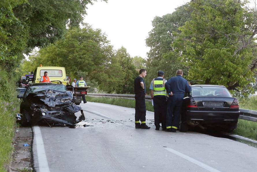 Vozač (26)  pretjecao i  skrivio frontalni sudar: Umro u bolnici