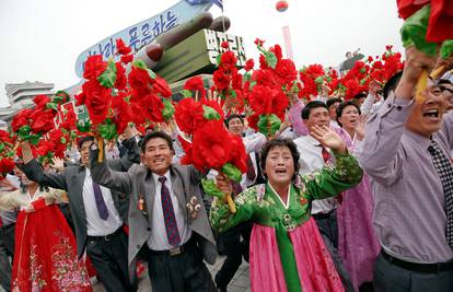 Velika parada u Pjongjangu slavi Kima nakon kongresa