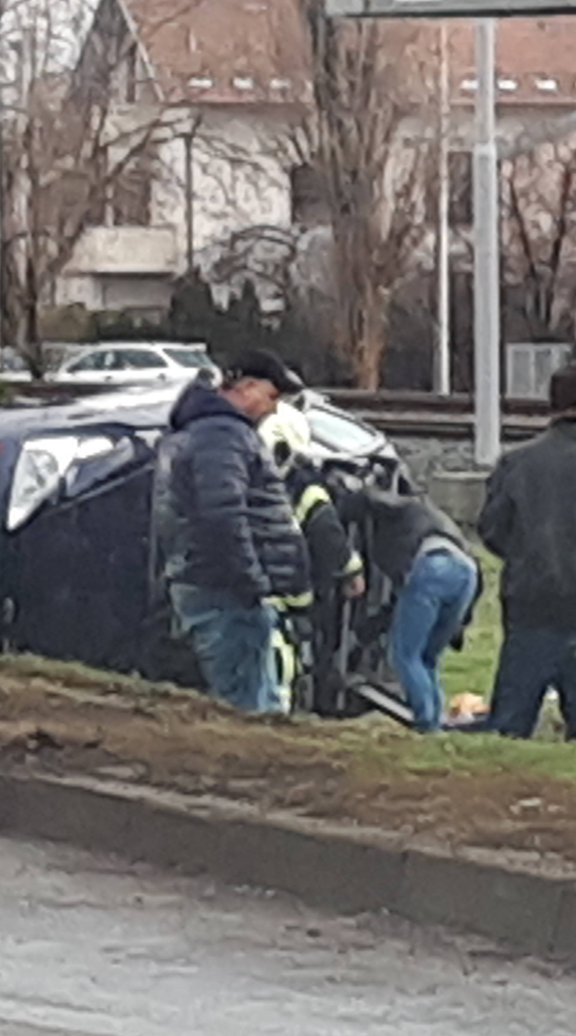 Muž ispuzao van kroz šiber, a ženu iz auta izvukli vatrogasci