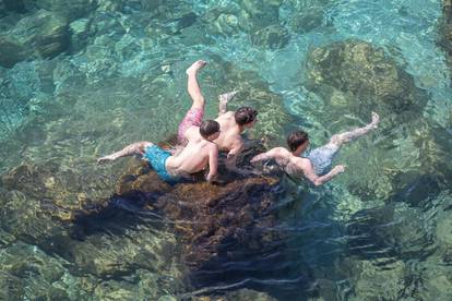 FOTO Ljeto nam se vratilo u grad! Evo kako su Dubrovčani proveli sunčan dan na plaži