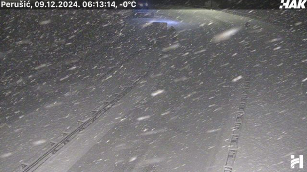 FOTO Pogledajte kako izgledaju ceste kroz Liku!  Pada snijeg, za kamione zatvoreno prema Rijeci