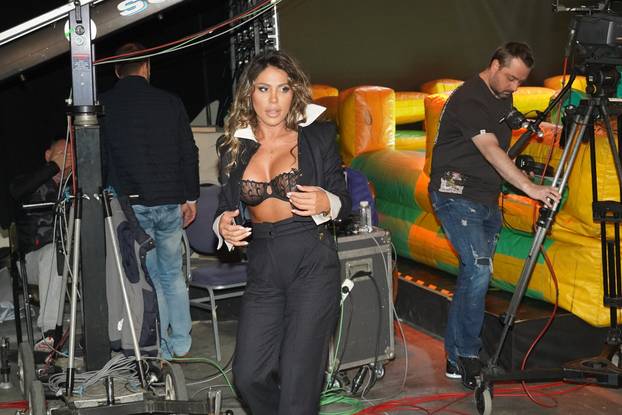 Beograd: Ami G Show - Sandra Afrika u grudnjaku jahala mehaničkog bika