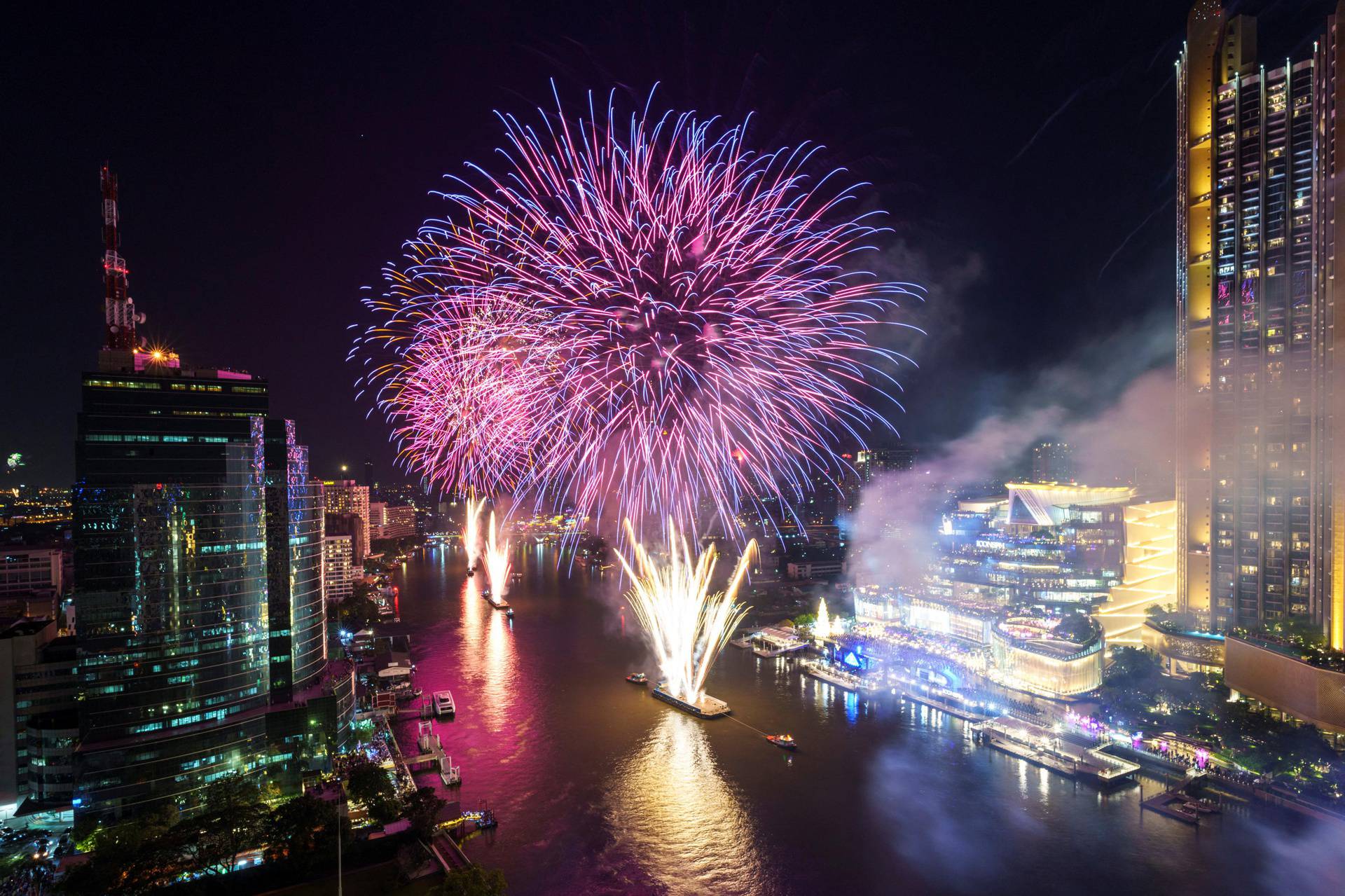 Thailand welcomes New Year with fireworks display