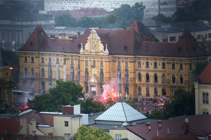 GraÄani u Savskoj ulici pozdravljaju Vatrene na putu prema Trgu