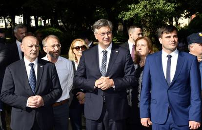 Plenković u Petrinji: Do sad su uklonjena 154 objekta, a brojne kuće su stavljene u funkciju