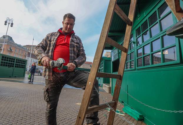 Zagreb: Postavljanje adventskih kućica na Trgu bana Josipa Jelačića
