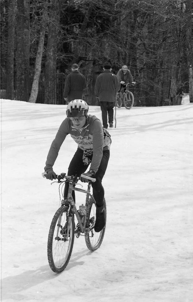 Zagreb: Brojni Zagrepčani uživali na Sljemenu u svježem zraku i raznim aktivnostima