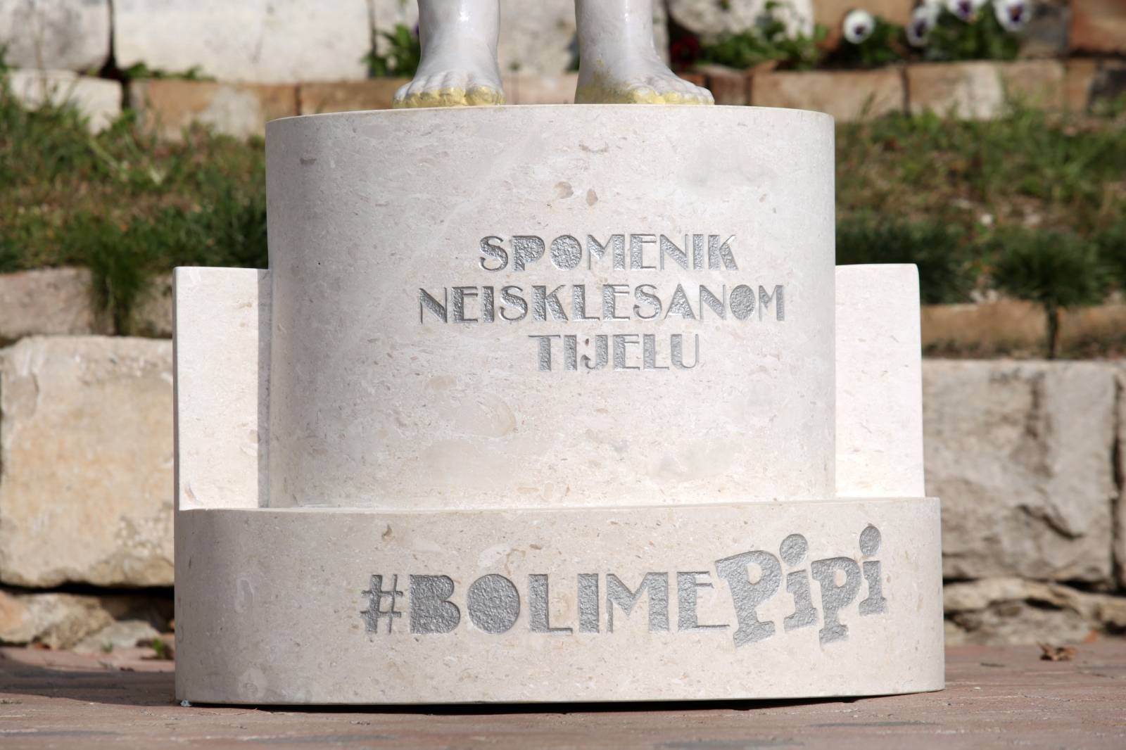 Split: Na BaÄvicama postavljen spomenik neisklesanm tijelu koji slavi Å¾enske obline