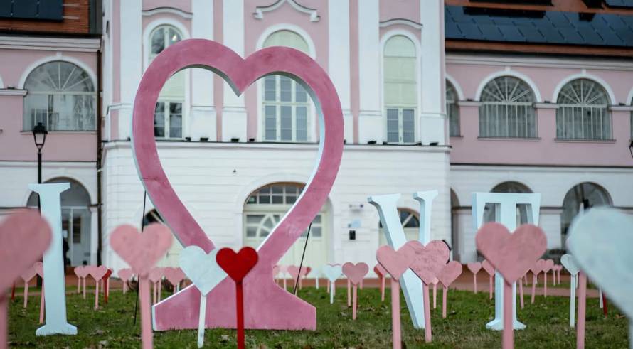 Svi fotkaju Love Park: Mladi Virovitičani pomogli urediti gradski park za Valentinovo