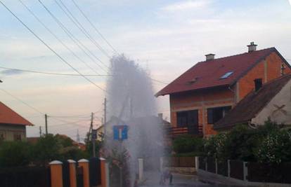 Voda iz hidranta šikljala je i poplavila ulicu u Zagrebu