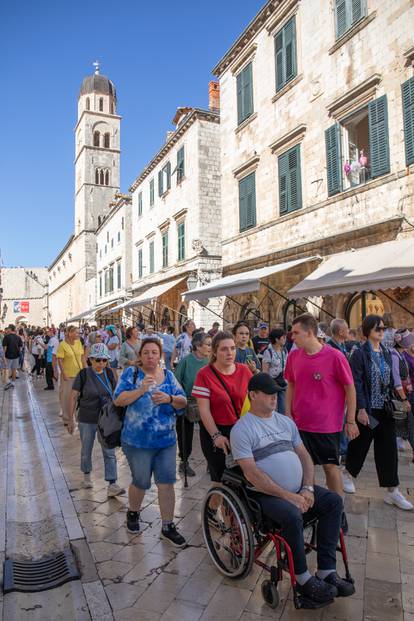 FOTO U Dubrovniku je i dalje ljeto: Turisti preplavili grad, uživaju na plažama i sunčaju se