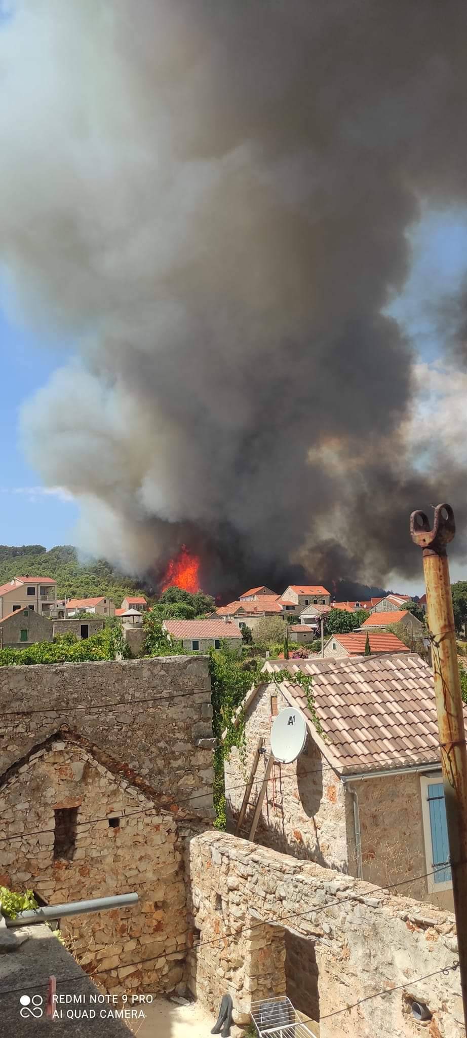 VIDEO Požar na Hvaru: 'Desetak hektara borove šume izgorjelo, i dalje gori na zapadnoj strani'