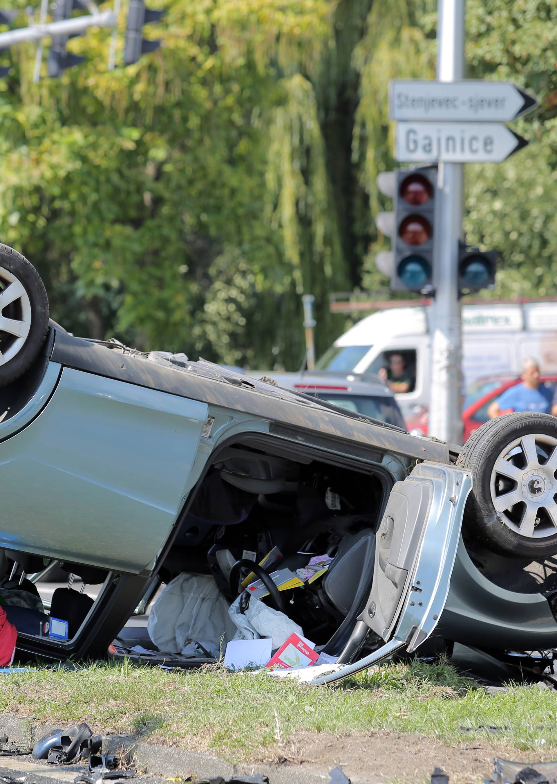 Auto planuo nakon frontalnog sudara, jedan završio u bolnici