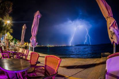 FOTO Strašna oluja na splitskom području! Munje izazvale više požara na padinama Mosora!