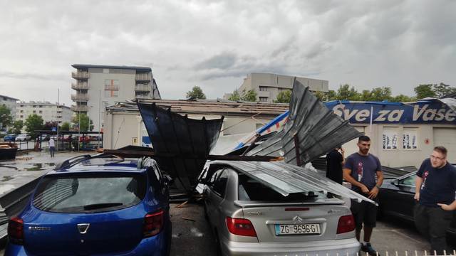 FOTO Neviđeni kaos u Zagrebu i okolici: Vjetar čupao stabla i dizao krovove po cijelom gradu