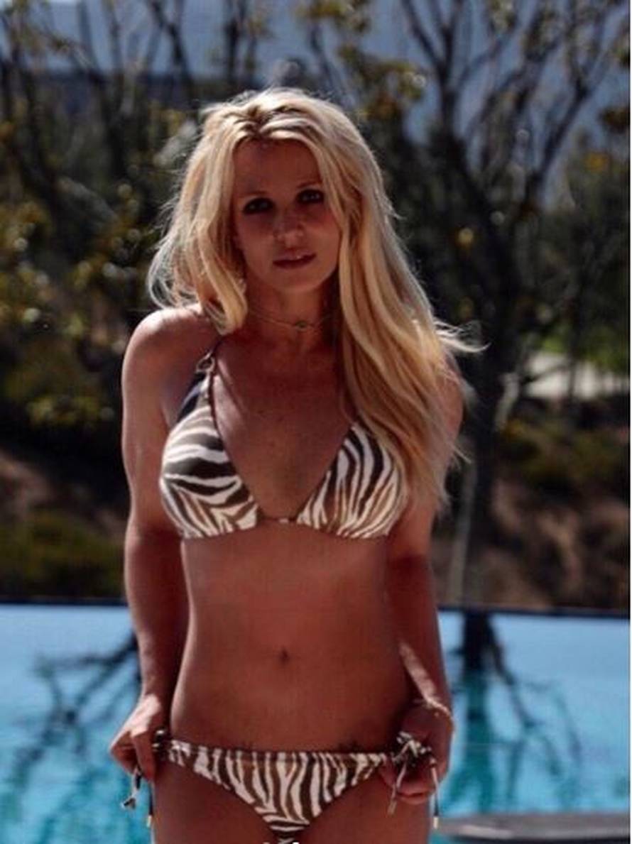 Britney skombinirala 'ljetne' čizme uz badić: Skidaj taj užas