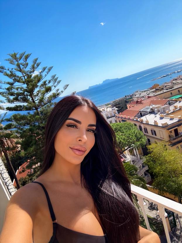 FOTO Tko je bujna TV voditeljica koja se fotkala gola? Šuškalo se da je imala aferu s legendom