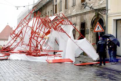 Zagreb: Vjetar skrusio skelu na Markovom trgu