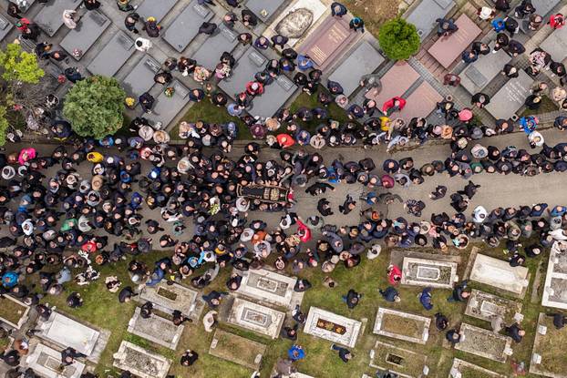 Sarajevo: Pogled iz zraka na posljednji ispraćaj Halida Bešlića na gradskom groblju Bare