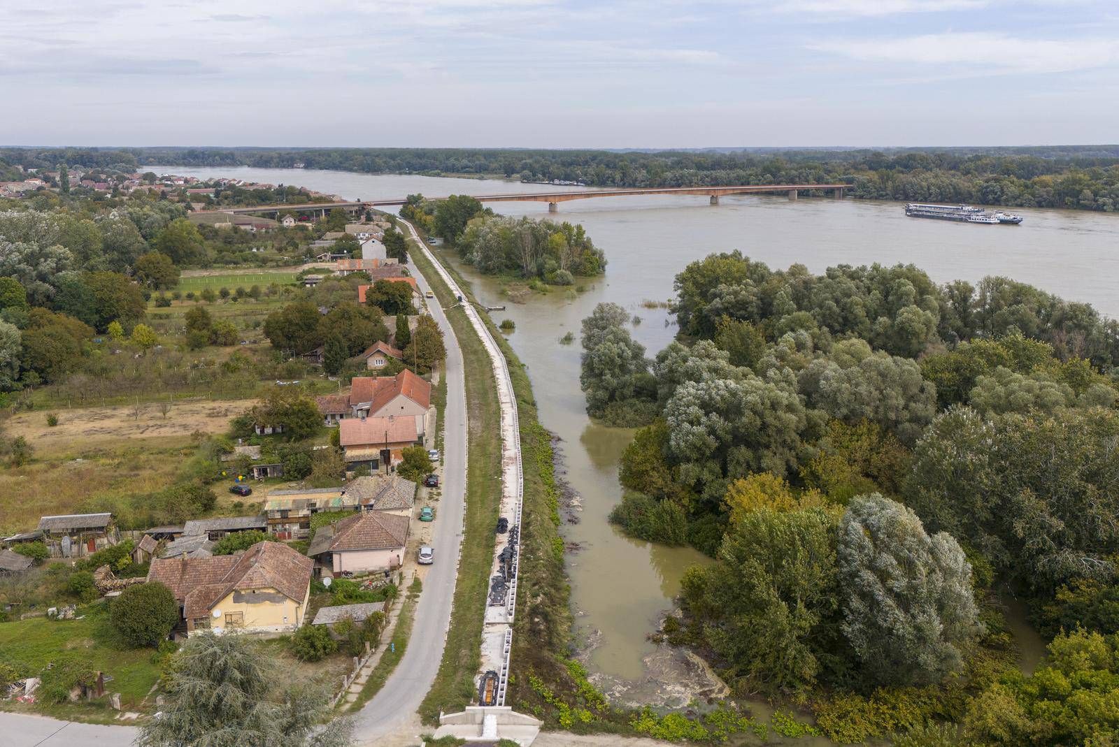 Pogled iz zraka na vikendaško naselje Zeleni otok koje je potpuno poplavljeno