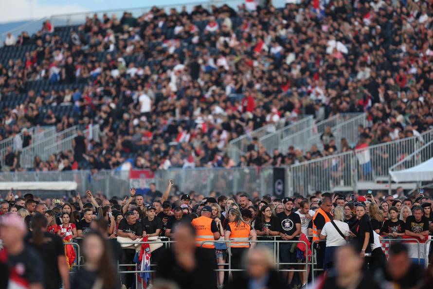 Sinj: Thompsonovi obožavatelji čekaju početak koncerta na hipodromu