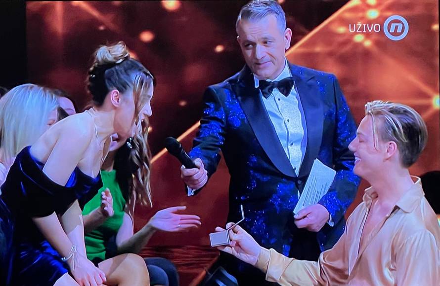 Wow, koliko lijepo! Plesač Ivan tijekom 'Plesa' je zaprosio curu:  Rekla je - da, a publika plakala