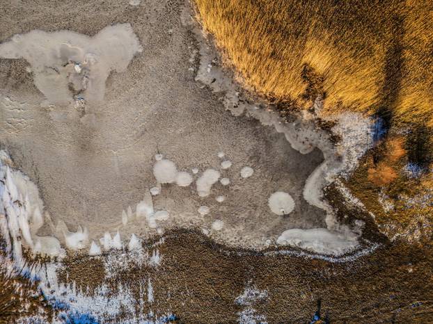 Pogled iz zraka na Park prirode Blidinje i zaleđeno jezero