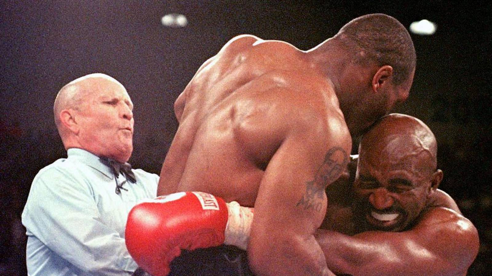 Umro je sudac meča u kojem je Tyson odgrizao uho Holyfieldu