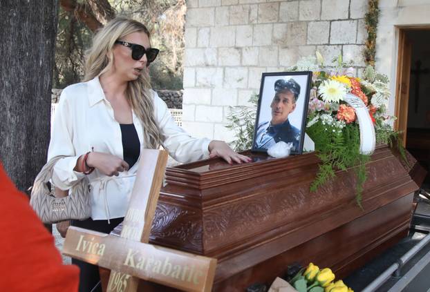 Rogoznica:Posljednji ispraæaj Ivice Karabatiæa, oca Ave Karabatiæ. 