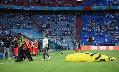 Umalo tragedija na Allianz Areni! Paraglajder se zapetljao u kameru i zaletio prema tribini