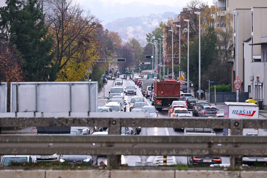 Zagreb: Zbog privremenog zatvaranja prometnica u zoni Vjesnika i dalje se stvaraju ogromne prometne gužve