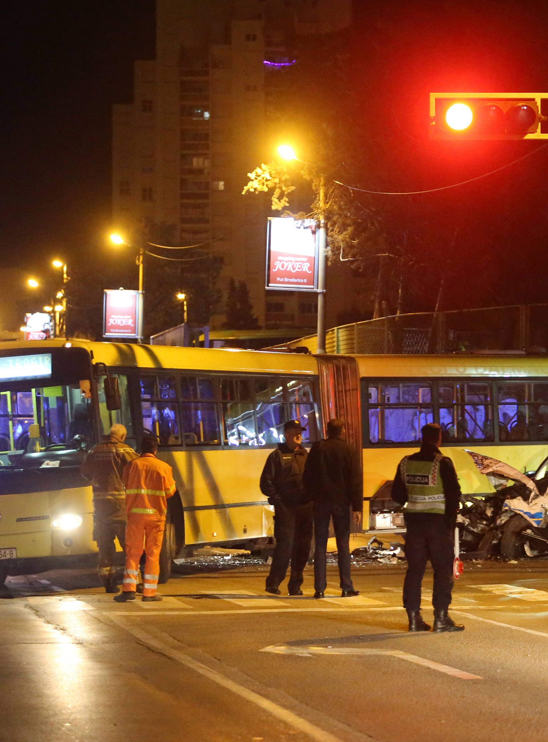 Policijskim autom se zabili u autobus, dvojica su ozlijeđena