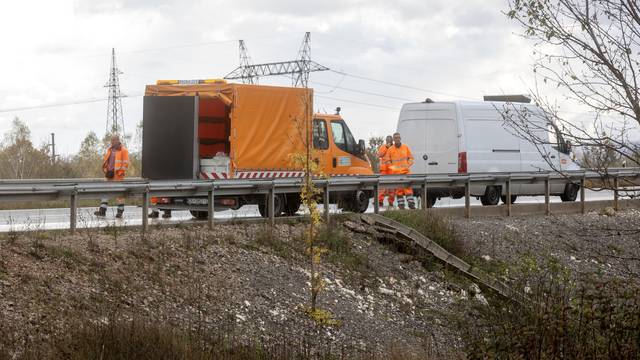 Sudar motocikla i kombija kod Gospića, poginulo dvoje ljudi