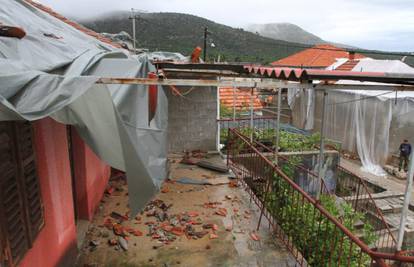 Nevrijeme pogodilo Dalmaciju: Pijavica čupala krovove kuća