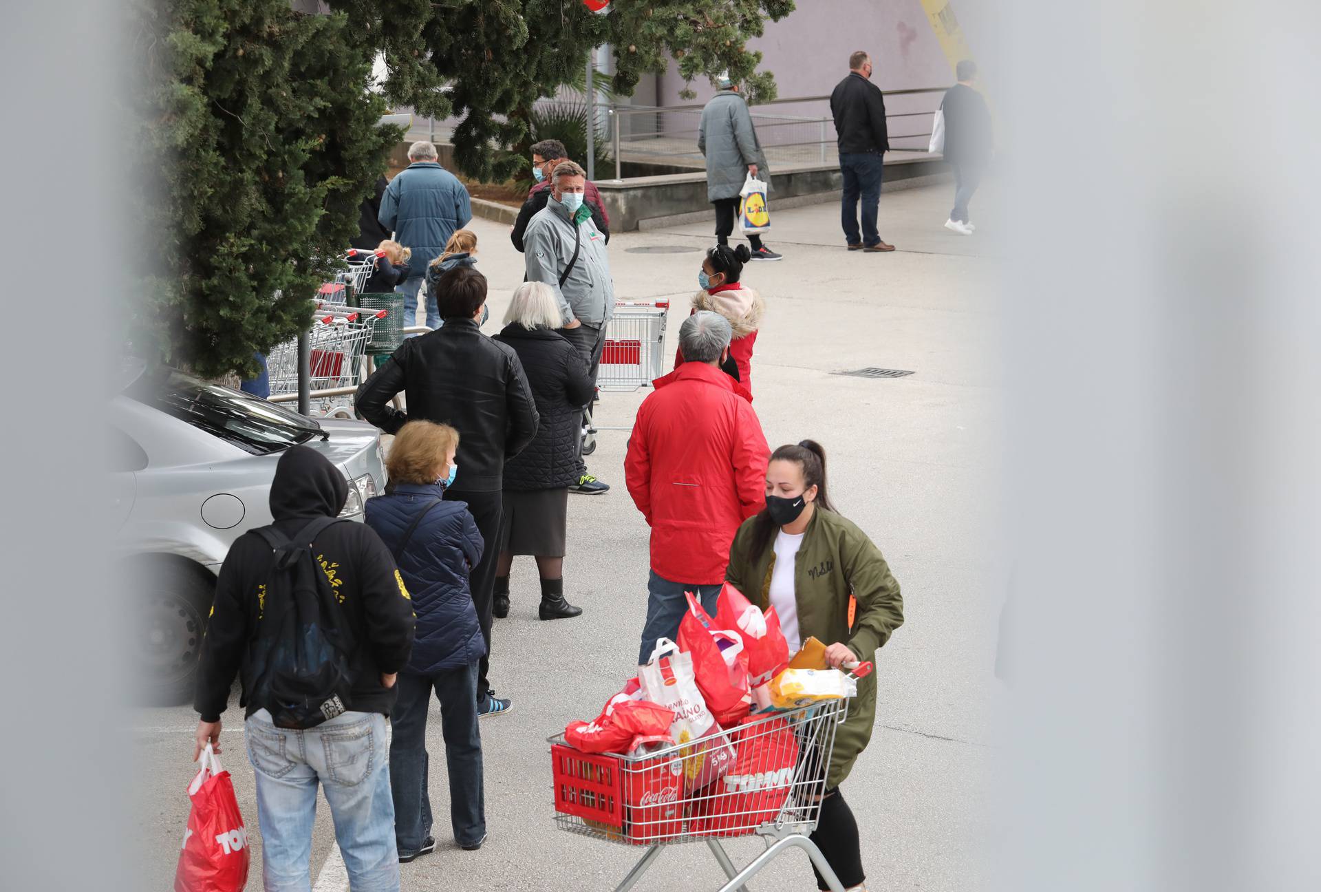 Prvi dan blagdanske kupovine po novim mjerama: Stvaraju se gužve ispred šoping centara