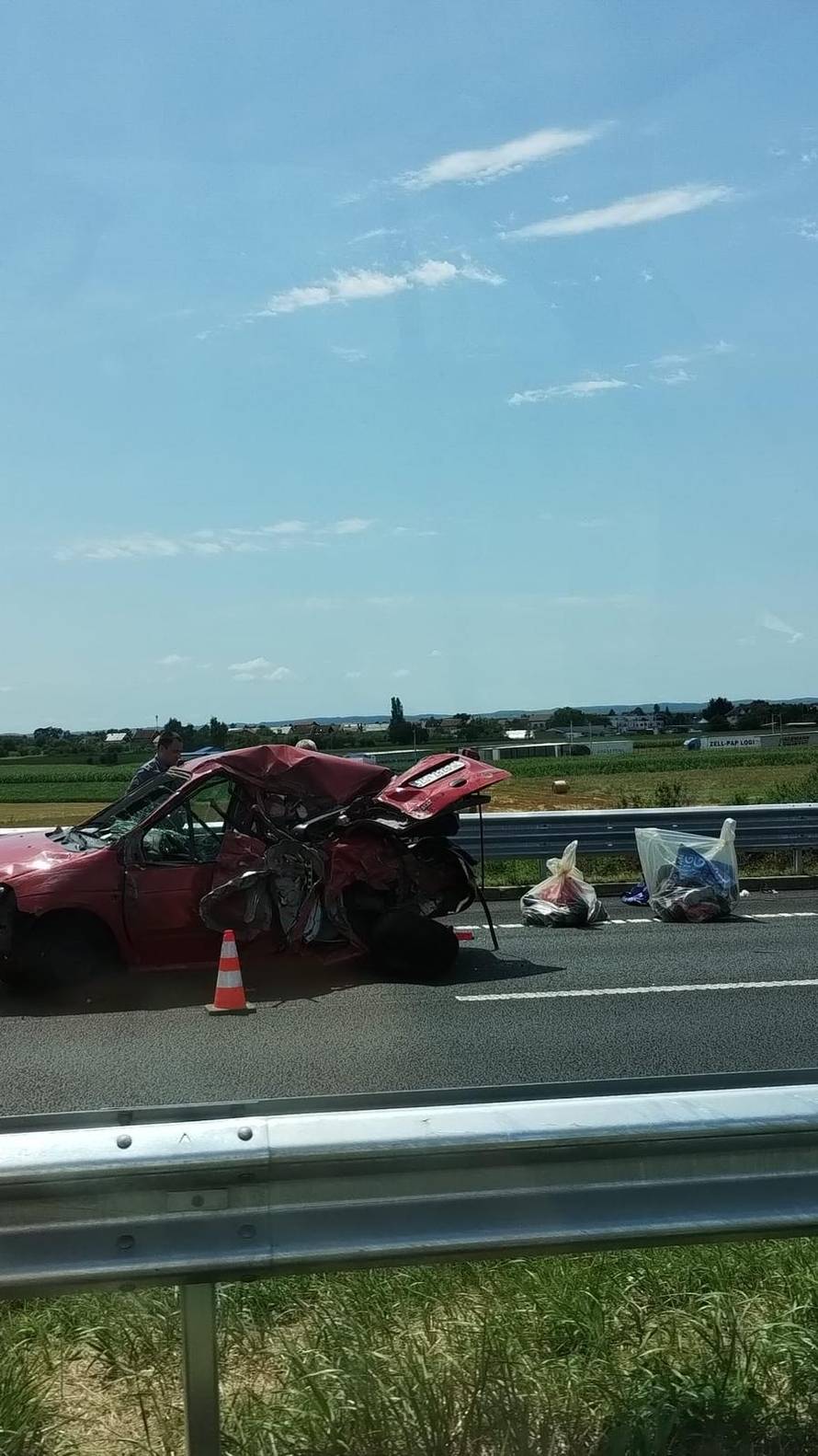 VIDEO Nesreća na obilaznici: Dva kamiona naletjela na auto koji je stajao u zaustavnoj traci