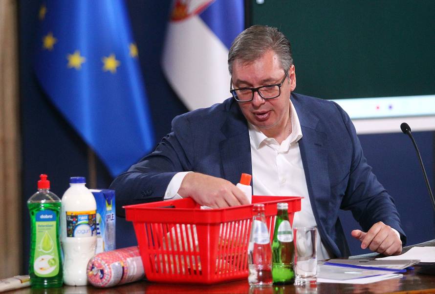 Beograd: Vučić na obraćanju javnosti vadio stvari iz košare i diktirao nove cijene