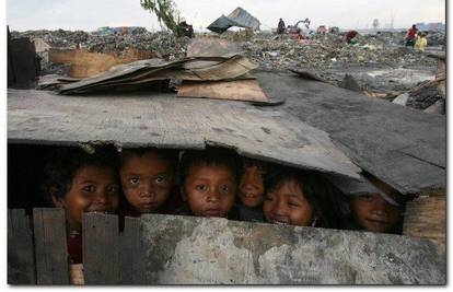 Djeca izgradila dom na smetlištu u Malabonu